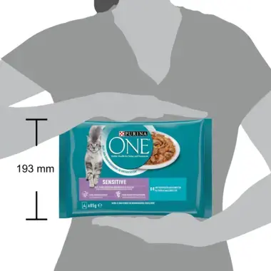 PURINA ONE® SENSITIVE zarte Stückchen in Sauce mit Thunfisch und Karotten