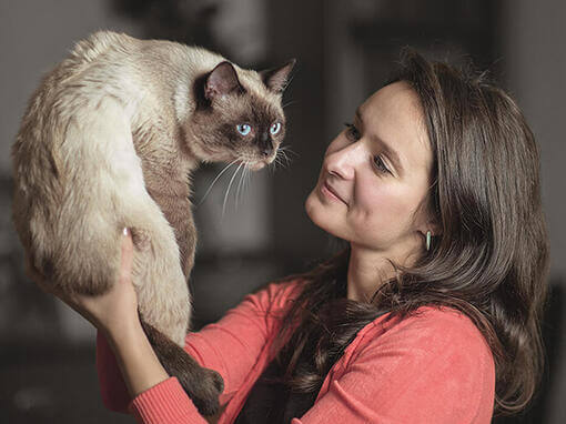 Femme tenant un chat