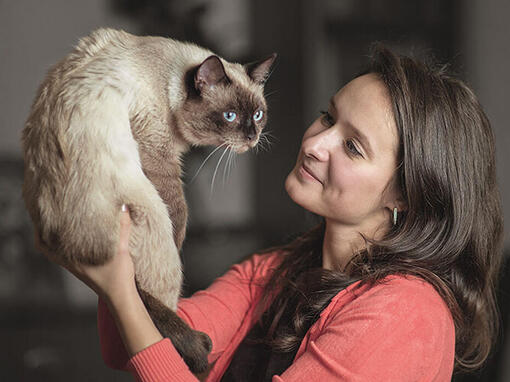 Femme tenant cat