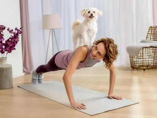 Beneful Femme faisant des pompes avec un chien sur le dos