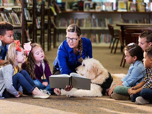 Lehrerin mit Kindern und Hund